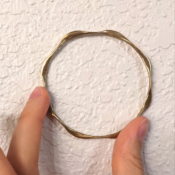 Delialangan bronze wavy bangle - Picture 6 of 8